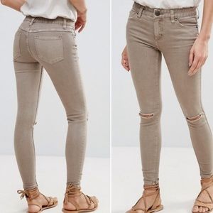 Free People Destroyed Skinny khaki, size 26